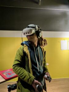 Man mit VR-Brille auf dem Kopf
