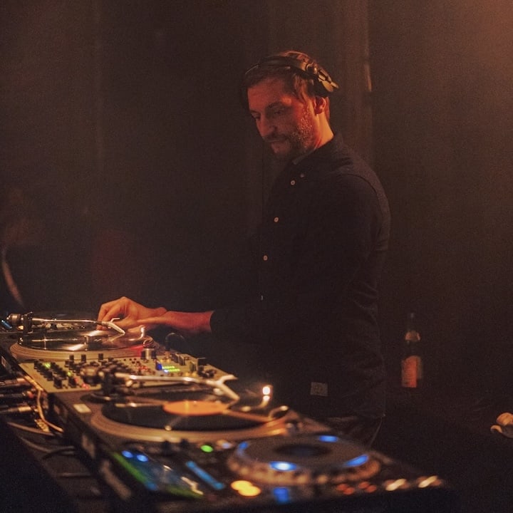 DJ mixt Musik mit Vinyl