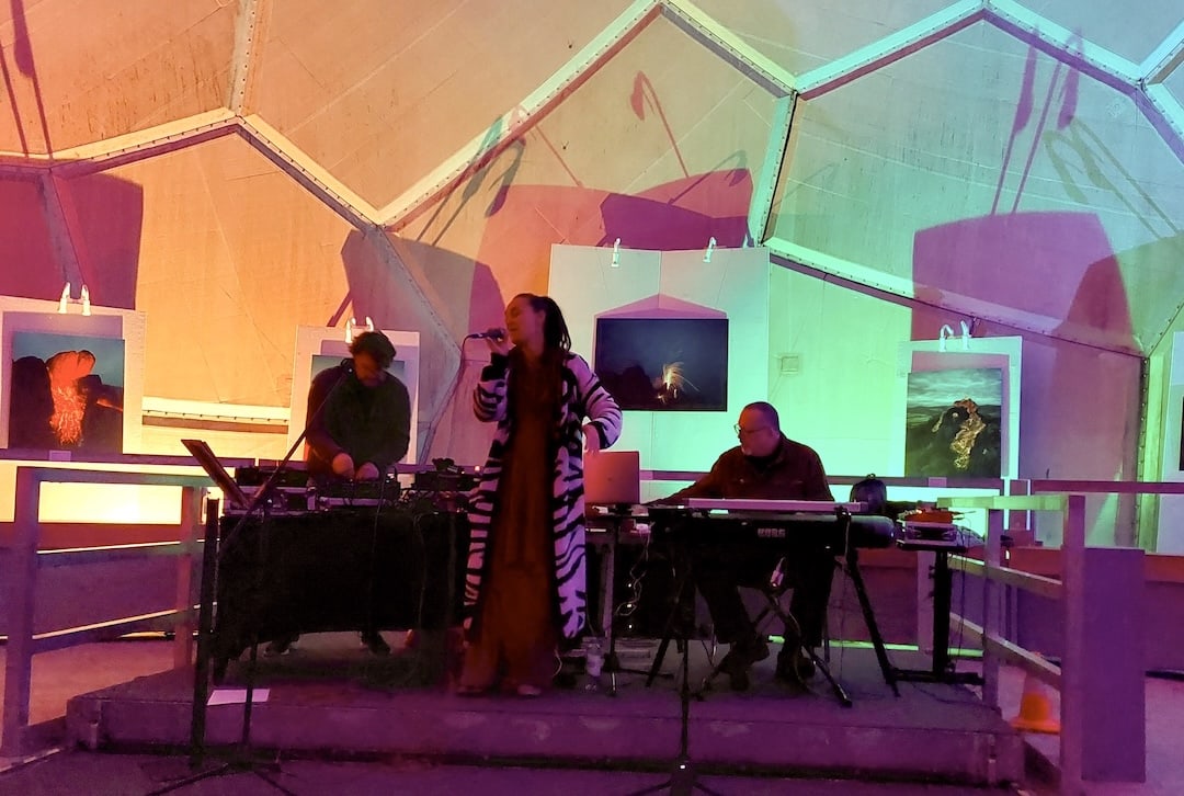 Liveperformance mit DJ, Gesang und Keyboards in einer Radarkuppel